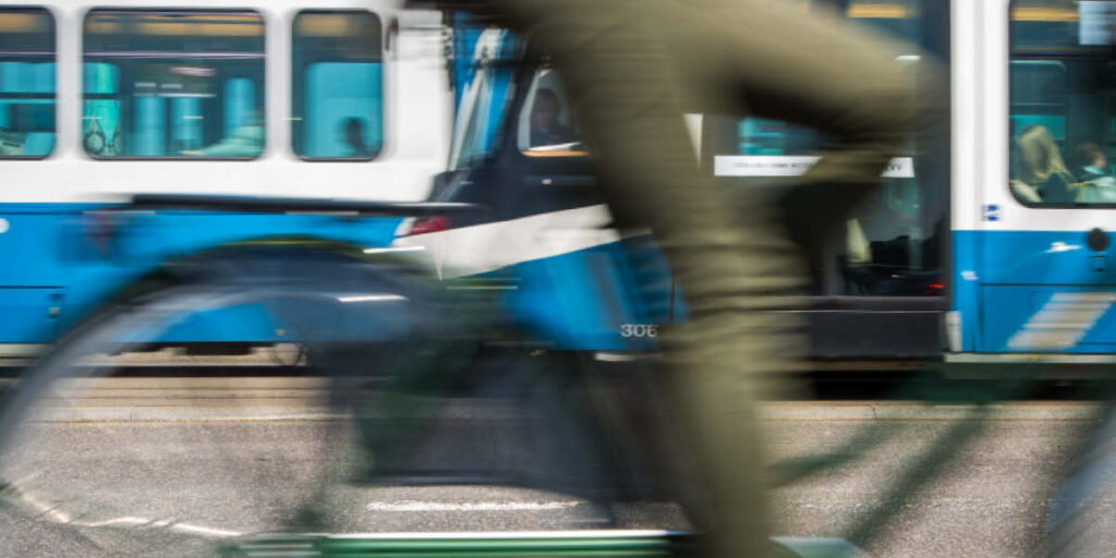 Cyklist och spårvagn i farten.