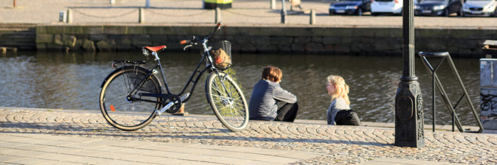 Samtal vid kanalen i Göteborg.