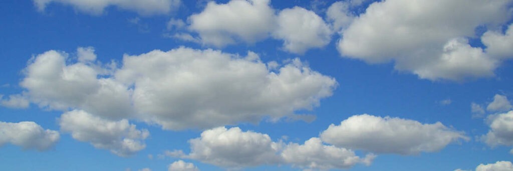 Vita moln på blå himmel.