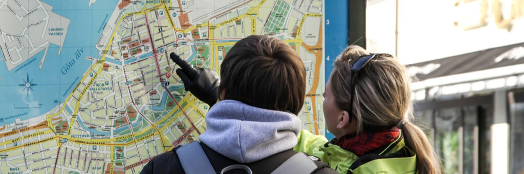 Två personer tittar och pekar på karta över Göteborg.